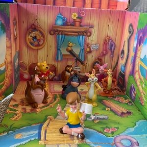 Pooh Friendship Club cardboard, flip box open house set with all 8 figurines